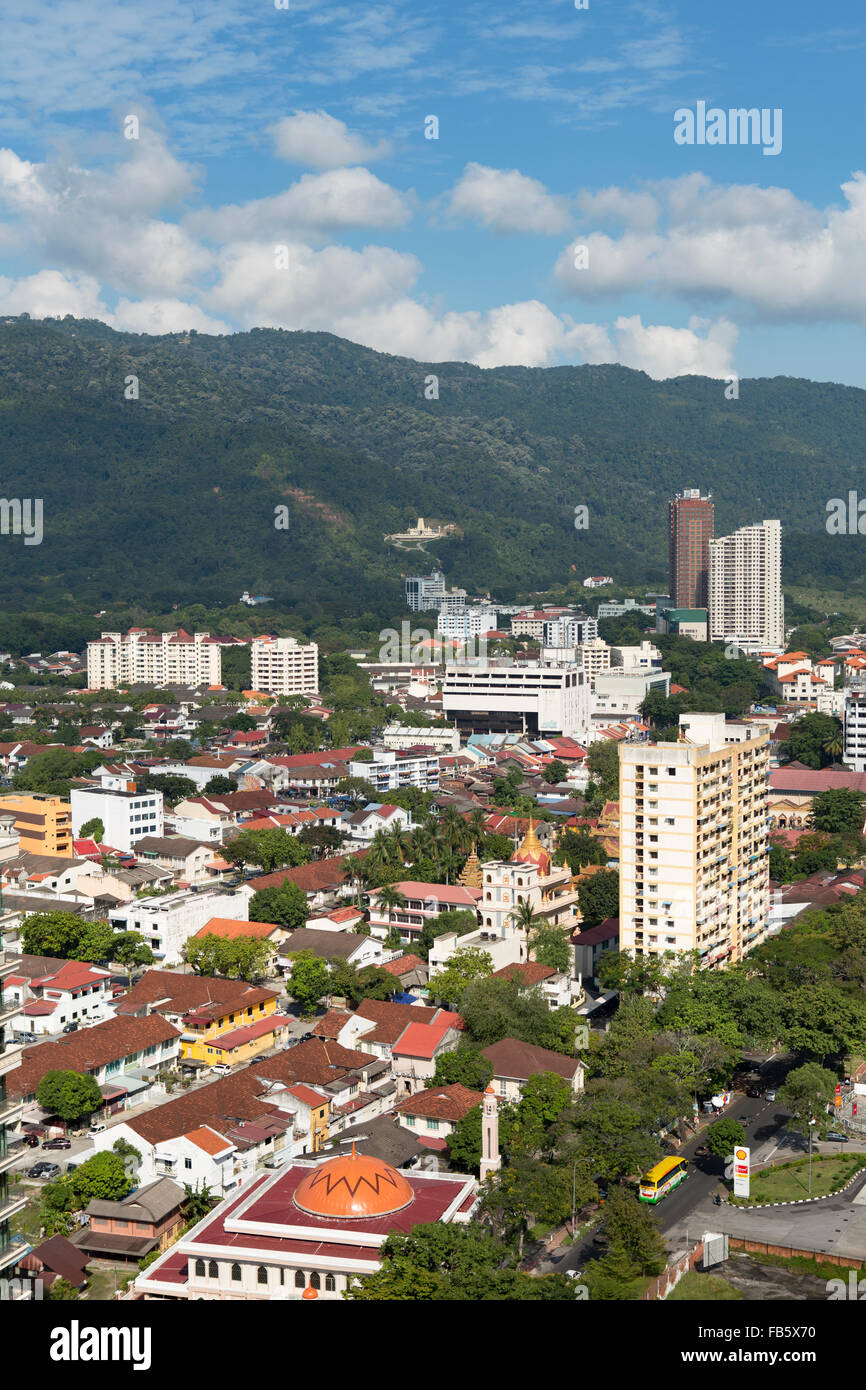 Hohen Aussichtspunkt Blick auf Georgetown Penang mit der Penang Hill im Hintergrund. Der Wasserfall-Tempel im Zentrum sichtbar. Stockfoto