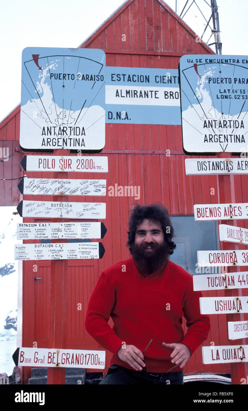 Ein bärtiger Wissenschaftler begrüßt Antarktis Expedition Besucher der Almirante Brown argentinische Forschungsstation am Paradies Hafen in Graham Land auf der antarktischen Halbinsel gelegen.  Es ist eine der 13 wissenschaftlichen Grundlagen von Argentinien in der Antarktis betrieben. Stockfoto