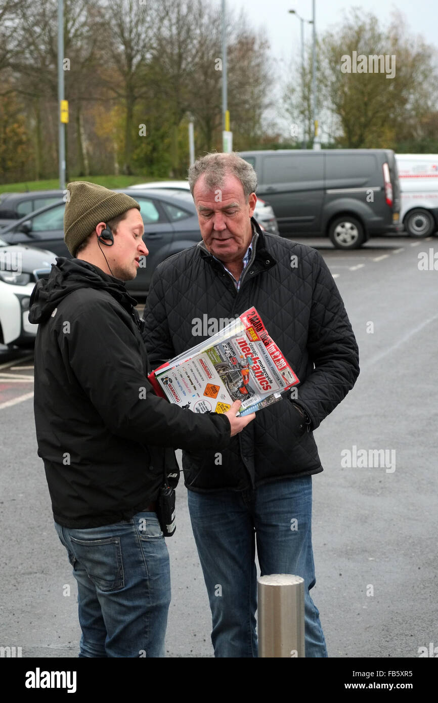 Jeremy Clarkson Filmen am Service Bahnhof Reading, England, am 24. November 2015, für seine neue Amazon Prime-Show. Stockfoto