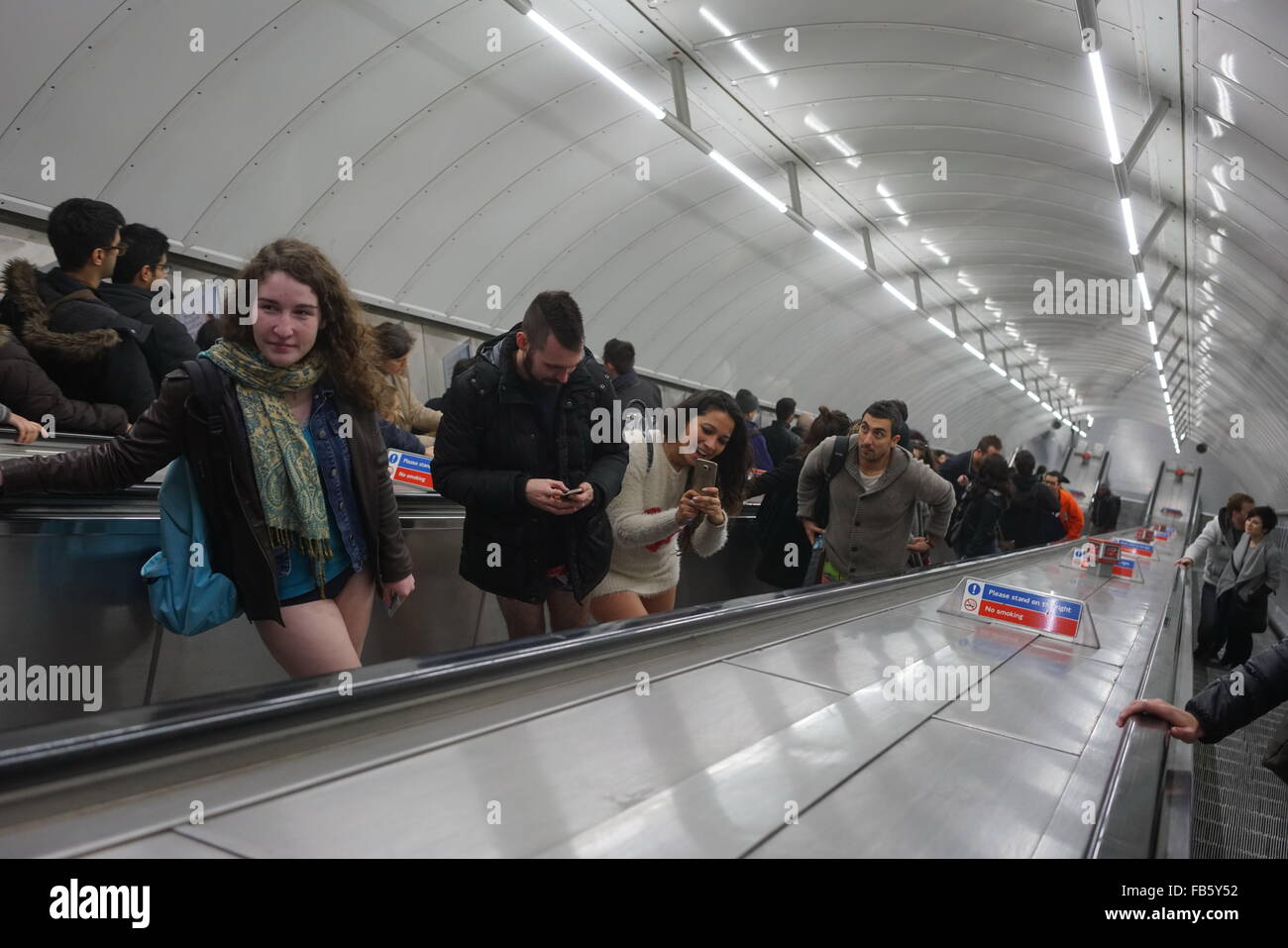 London, UK, 10. Januar 2016: Nachtschwärmer bekleidet in London am London No Pants Day 2016 - u-Bahnfahrt. Bildnachweis: Siehe Li/Alamy Live News Stockfoto