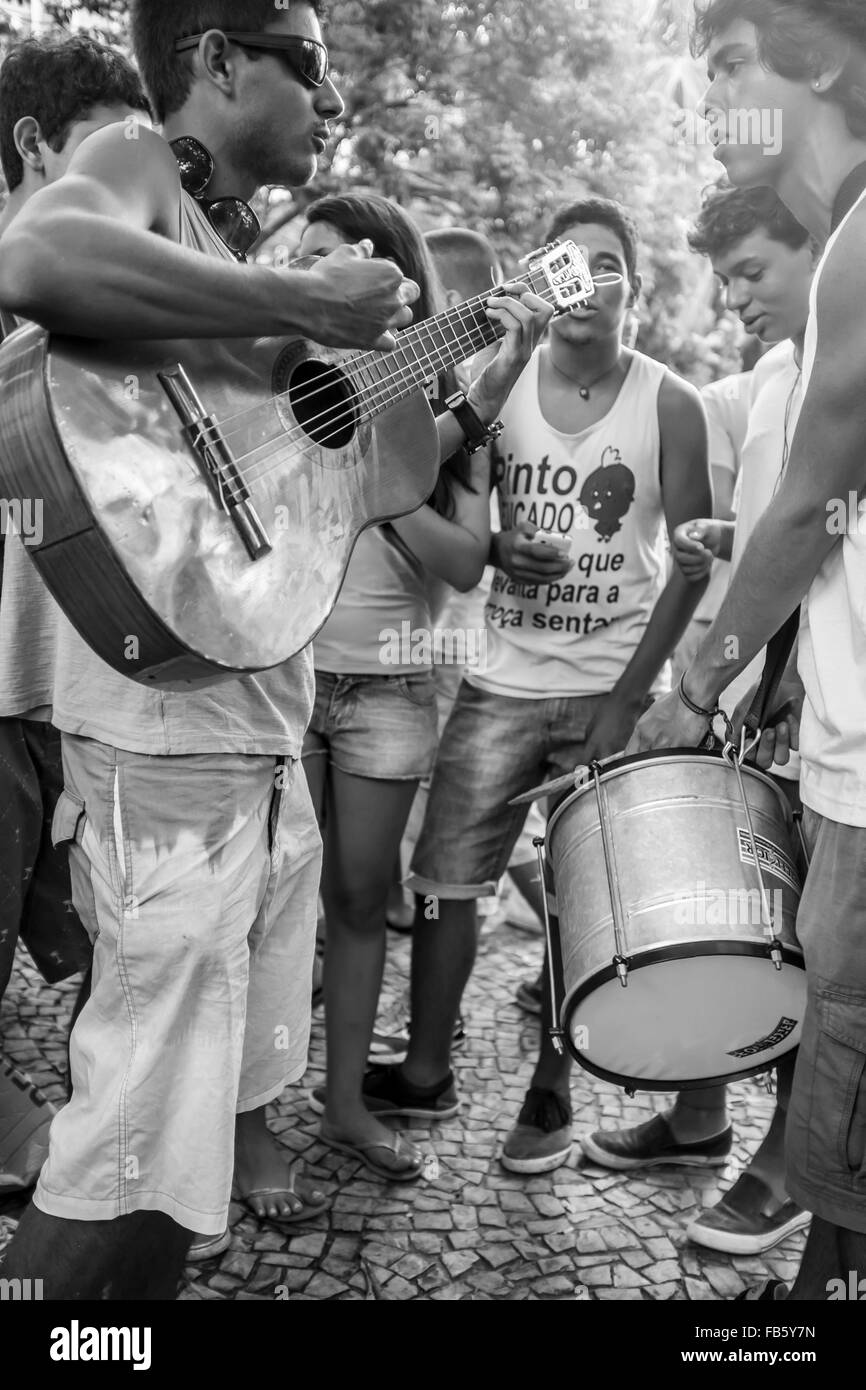 RIO DE JANEIRO, Brasilien - 28. Februar 2014: Junge brasilianische Musiker Musizieren bei der Zusammenkunft von Banda de Ipanema. Stockfoto