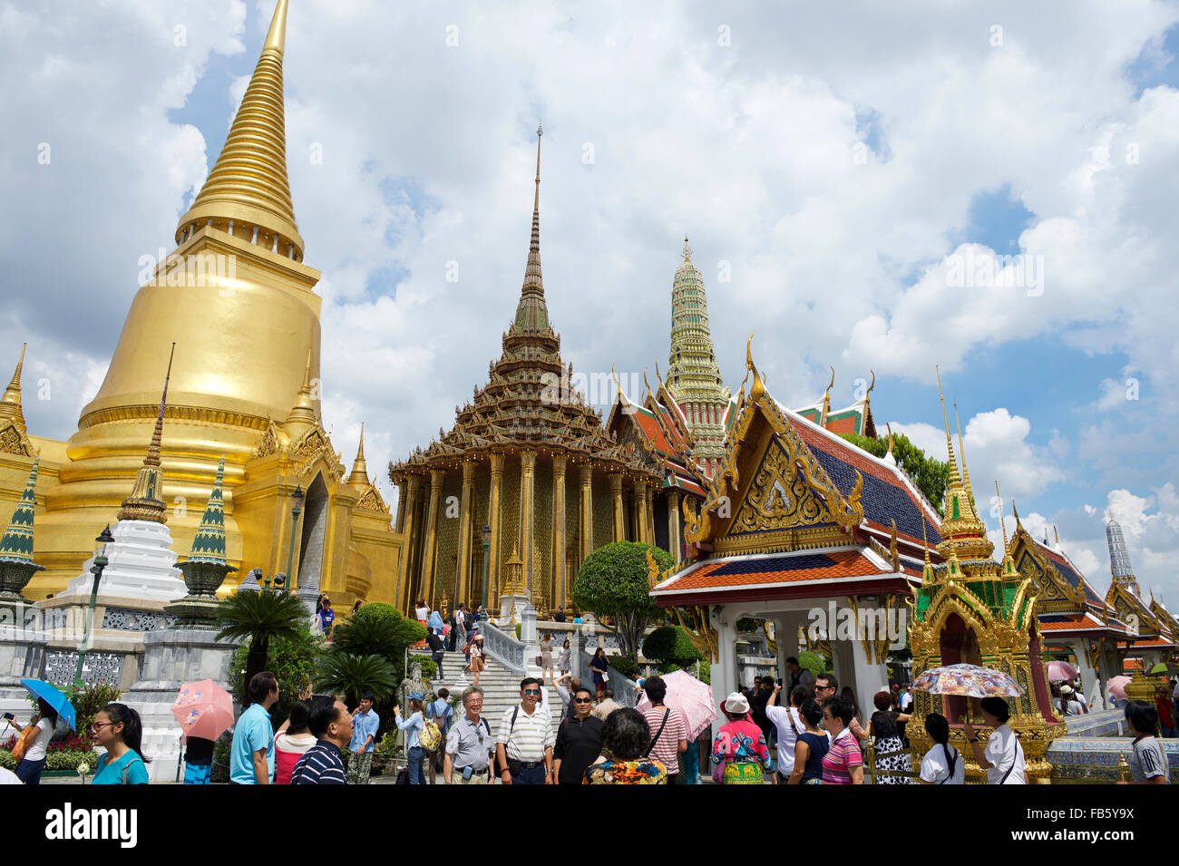 BANGKOK, THAILAND - 26. Oktober 2014: Besucher gehen unter die traditionelle Architektur der Tempel des Smaragd-Buddha. Stockfoto