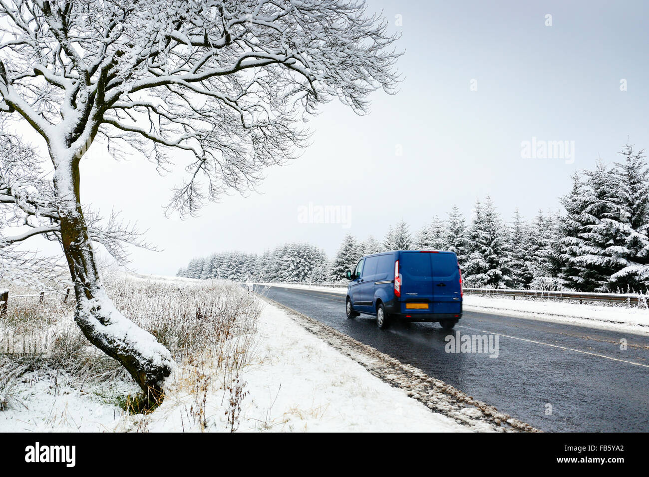 Lieferwagen fahren auf einer Landstraße im Schnee bedeckt Landschaft, Ayrshire, Schottland Stockfoto