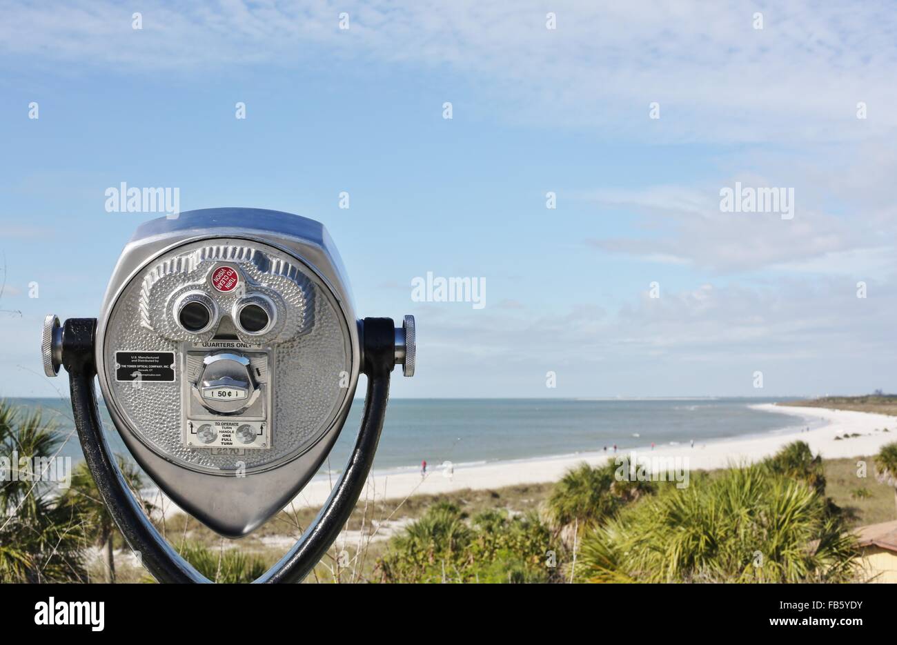 Münz-Fernglas Blick auf einen Strand im Fort De Soto in St. Petersburg, Florida. Stockfoto