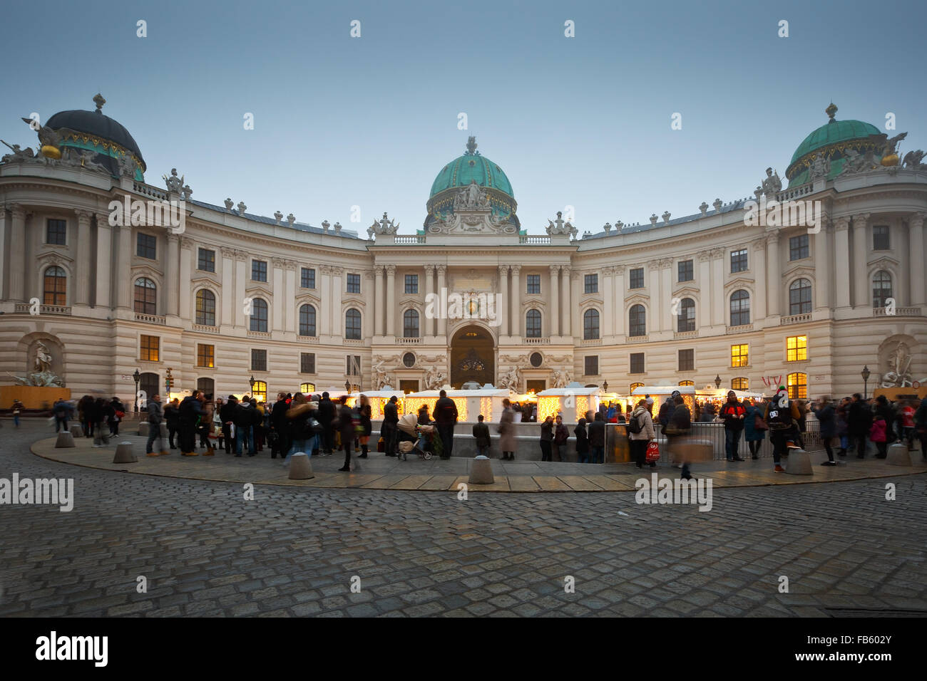 Weihnachtsmarkt vor der Hofburg in Wien. Stockfoto