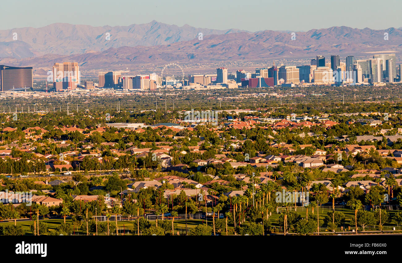 Der Las Vegas Strip aus der Ferne mit Hotels und 550 Fuß High Roller Rad im Blick. Stockfoto