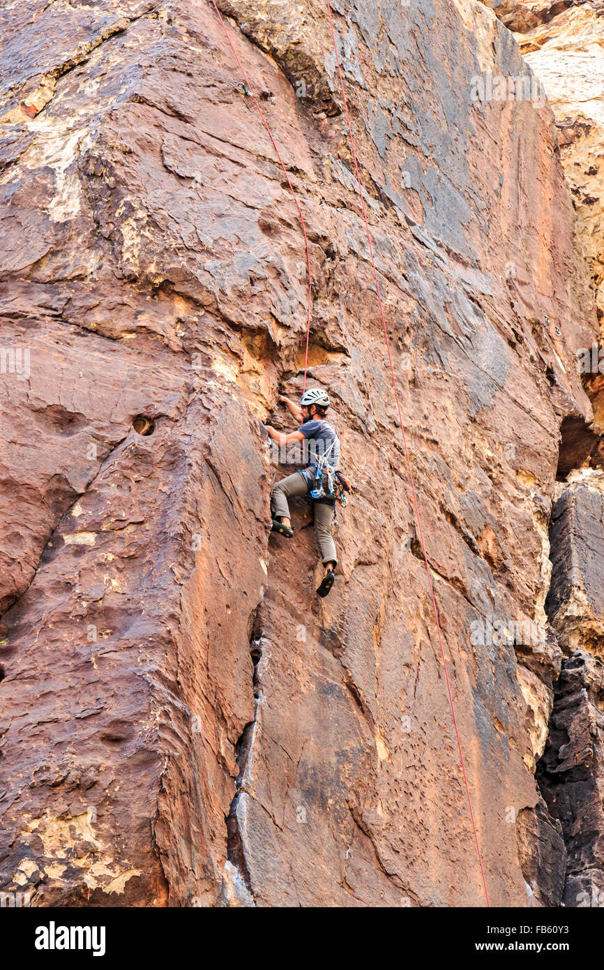 Kletterer skaliert Rock im Red Rock Canyon National Conservation Area, 20 Meilen westlich von Las Vegas, NV, USA. Stockfoto