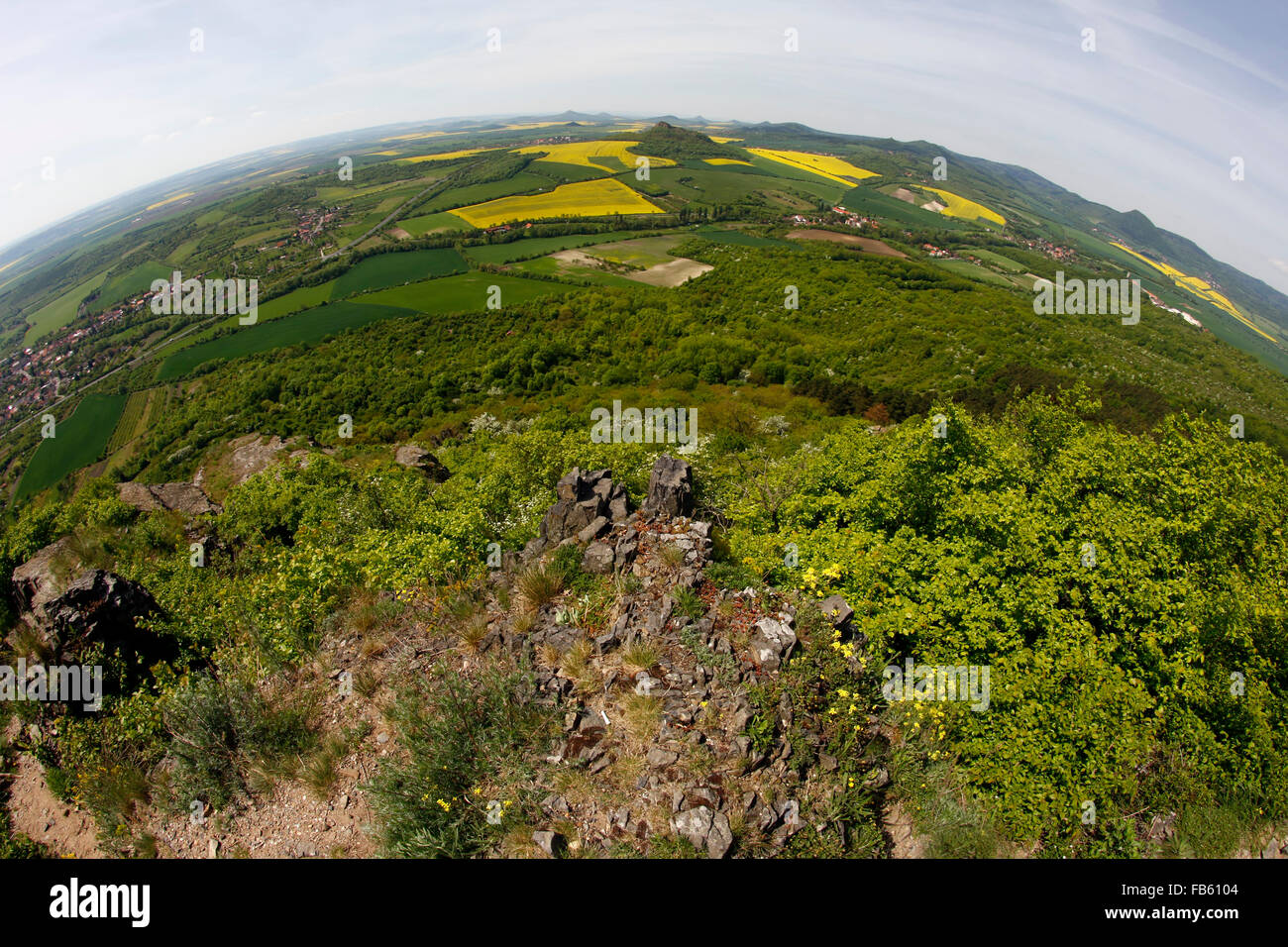 Blick auf das Landschaftsschutzgebiet Böhmische Mittelgebirge von der Spitze des Hügels Kostalov Stockfoto
