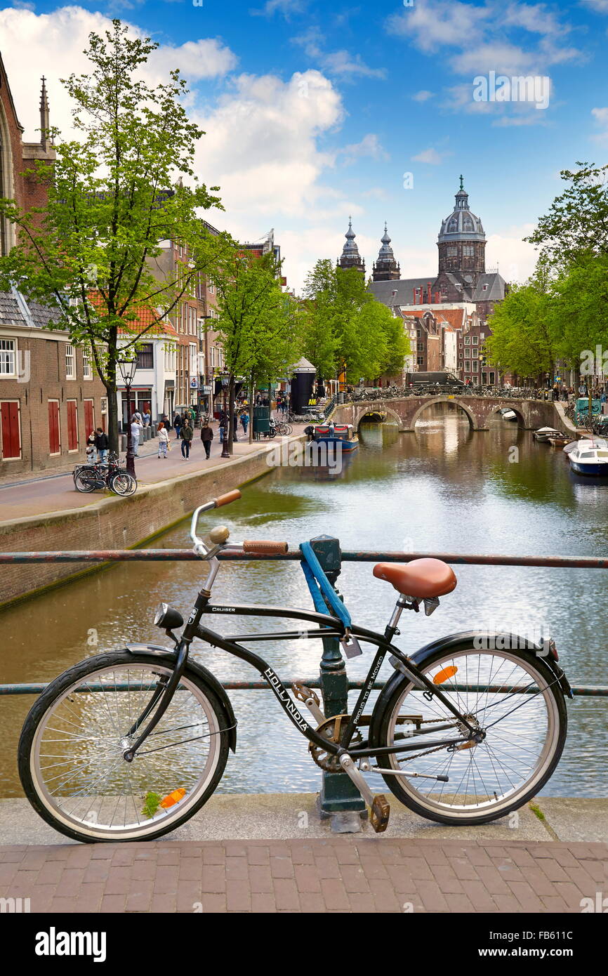 Sehen Sie auf dem Fahrrad und Kanal - Amsterdam, Holland, Niederlande Stockfoto