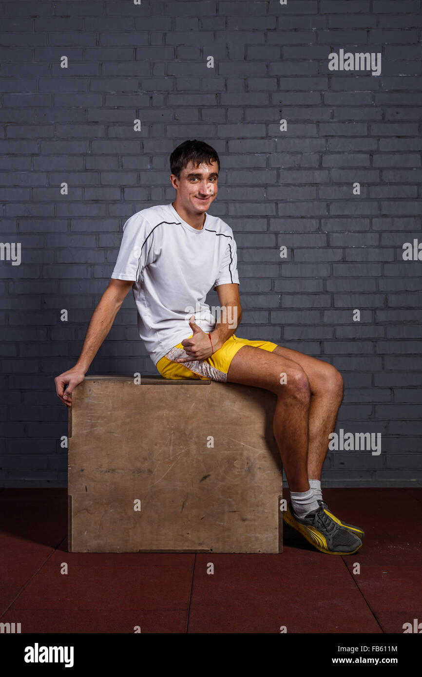 Nerd in der Turnhalle Daumen auftauchen Stockfoto
