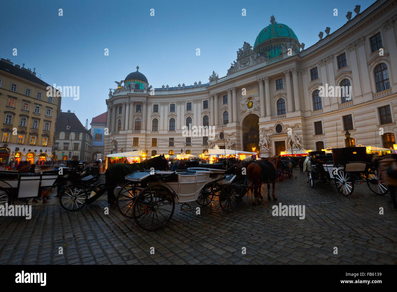 Wagen vor der Hofburg in Wien. Stockfoto