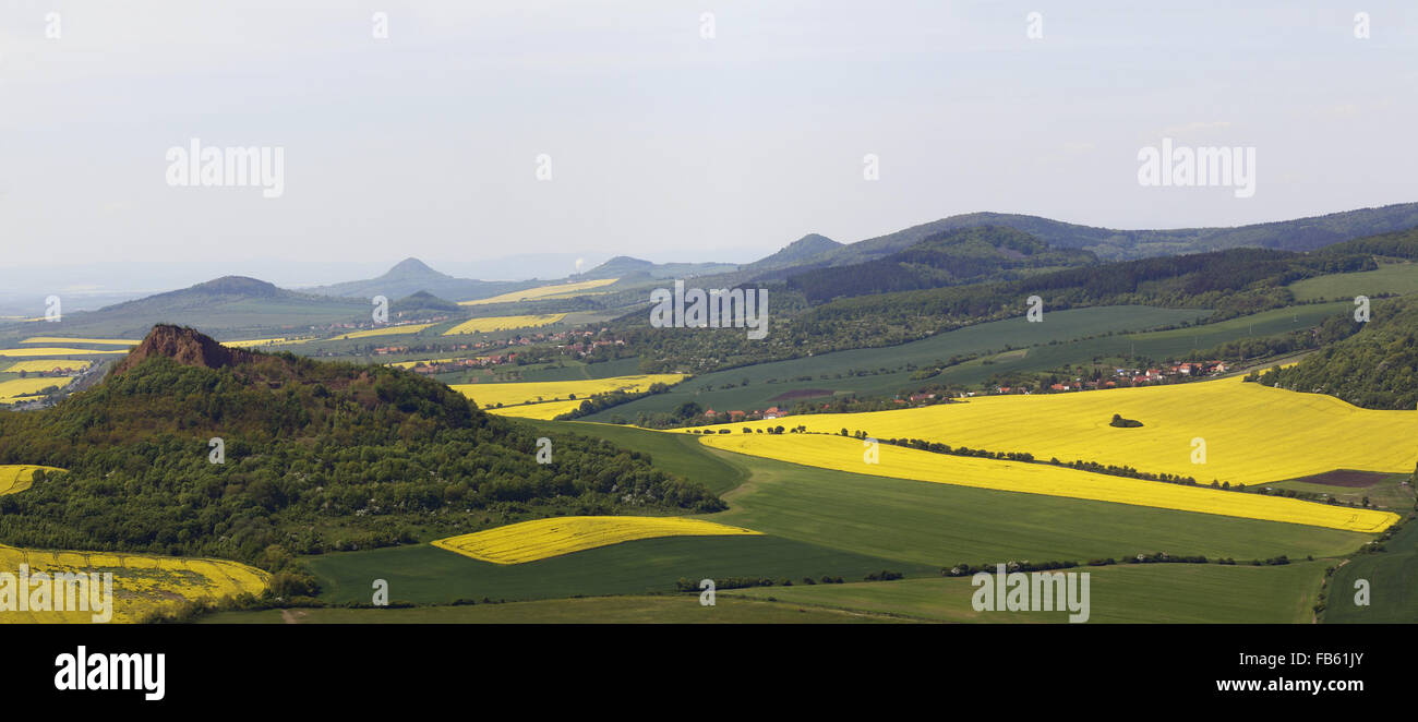 Blick auf das Landschaftsschutzgebiet Böhmische Mittelgebirge von der Spitze des Hügels Kostalov Stockfoto