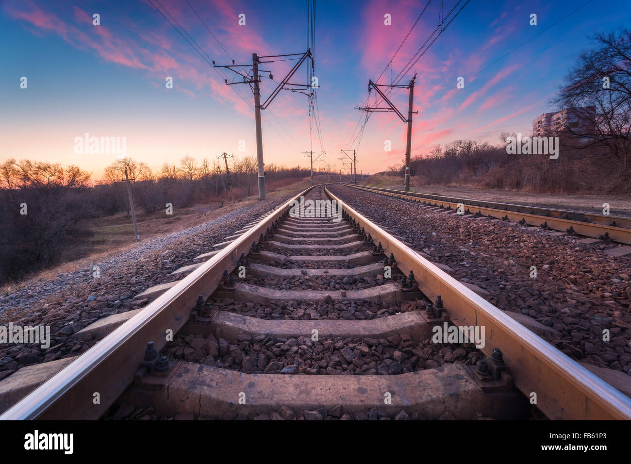 Bahnsteig bei Sonnenuntergang. Eisenbahn in der Ukraine. Bahnlandschaft. Stockfoto