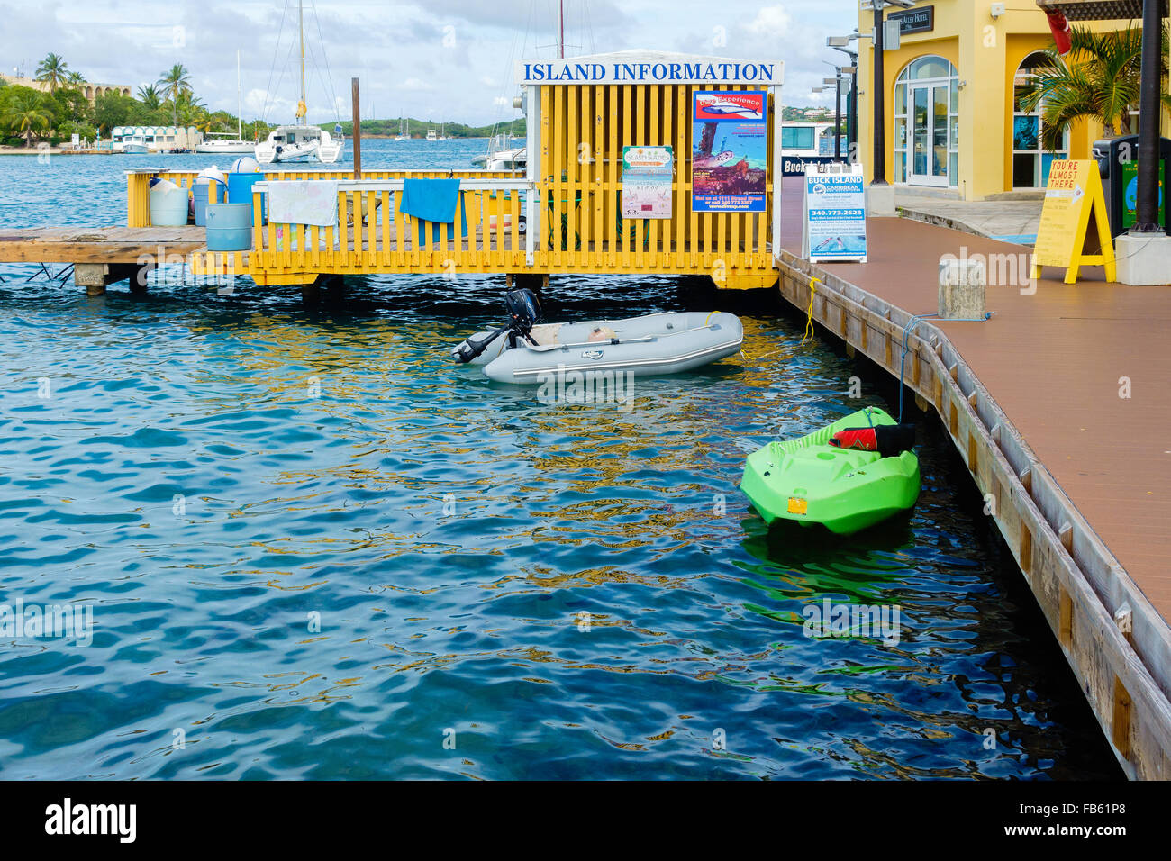 Ein Insel-Infostand an der Waterfront dockt, Segelboote und Schlauchboote in Christiansted, Amerikanische Jungferninseln enthalten. Stockfoto