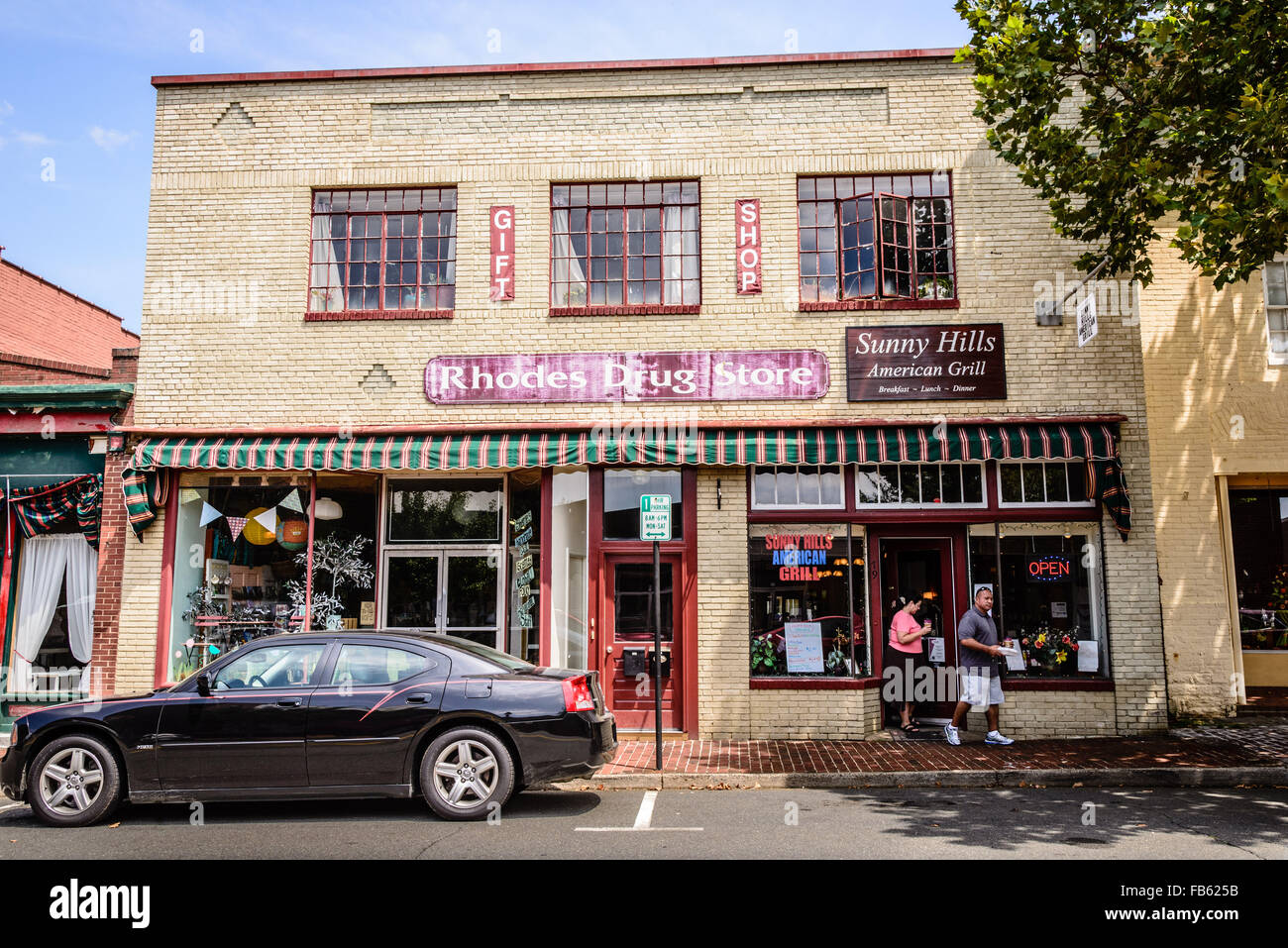 Mann und Frau verlassen, Sunny Hills American Grill, Rhodos Drogerie, 77-79 Main Street, Warrenton, Virginia Stockfoto