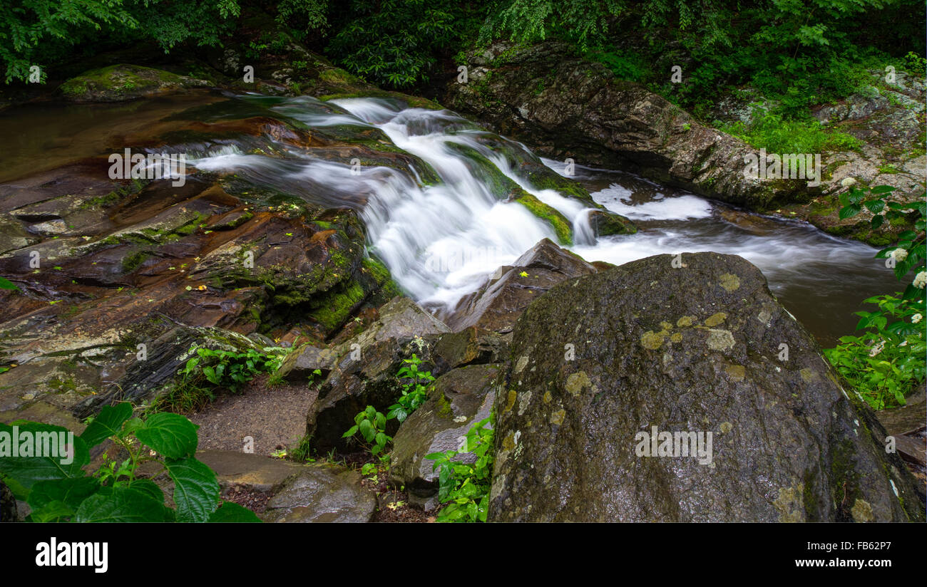 Meigs fällt einem am Straßenrand Wasserfall befindet sich im beliebten Great Smoky Mountains National Park in Gatlinburg, Tennessee. Stockfoto