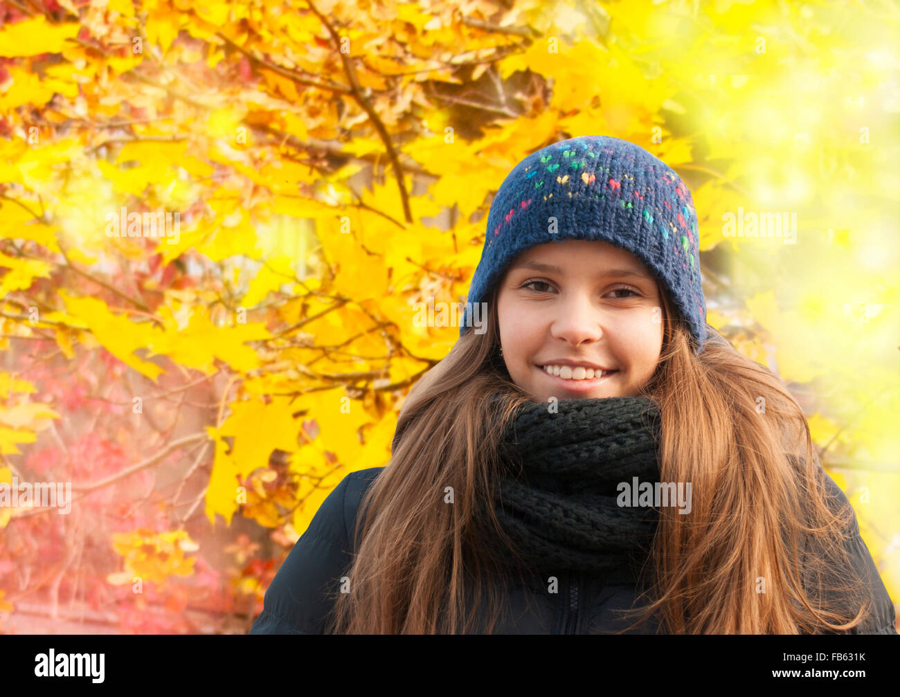 Porträt von lächelnden jungen Mädchen im Herbst Stockfoto