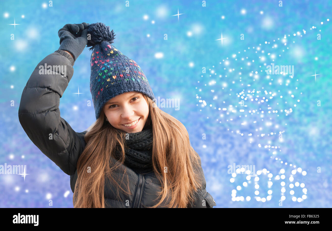 Porträt von lächelnden jungen Mädchen im winter Stockfoto