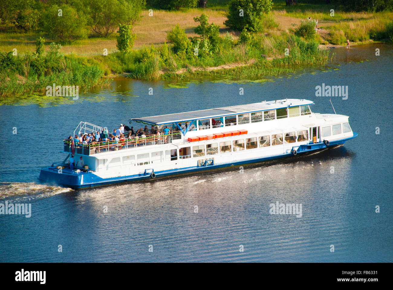 Fahrgastschiff am Fluss Stockfoto