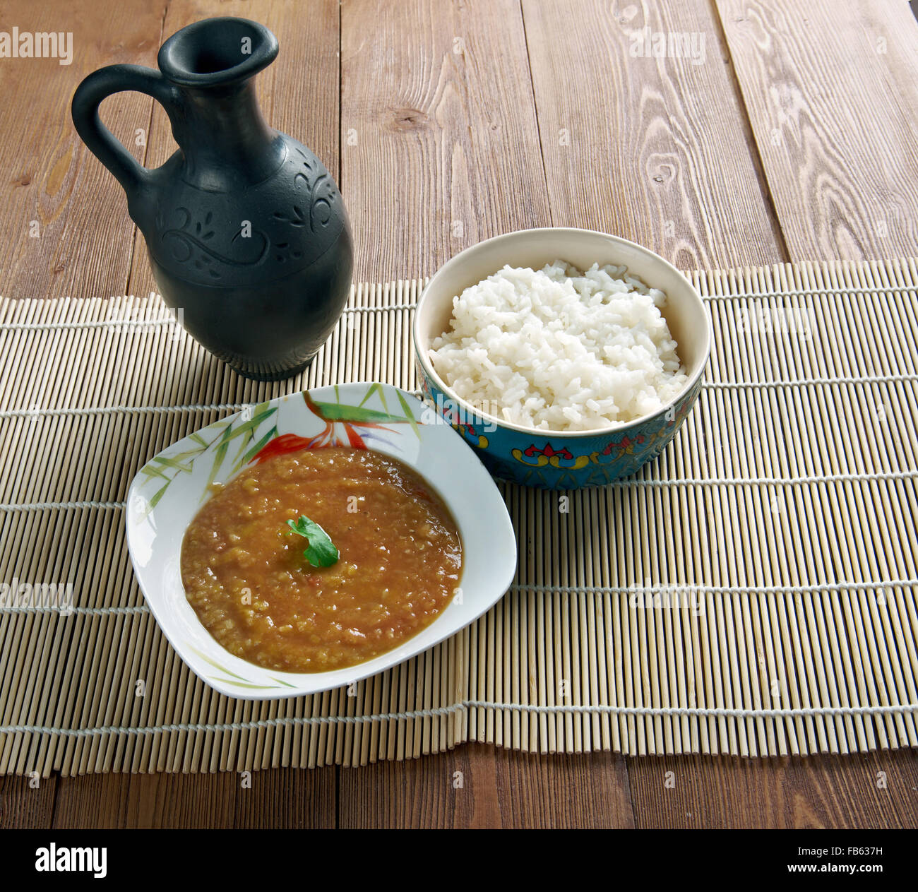 Dal Bhat - traditionelle Mahlzeit Nepal, Bangladesh und India.consists Reis und gekochte Linsensuppe genannt dal. Stockfoto