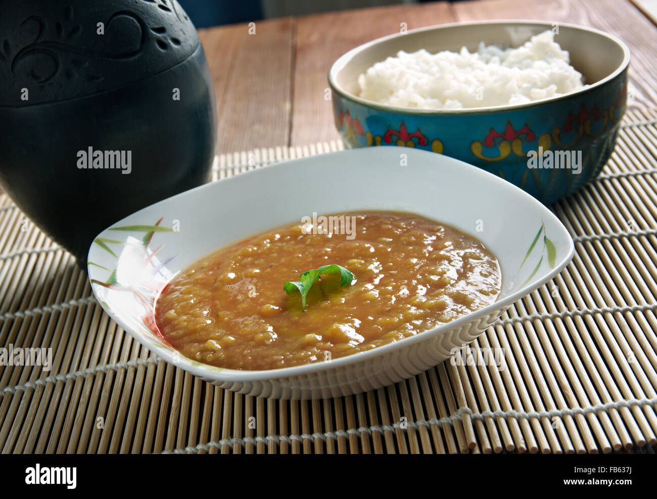 Dal Bhat - traditionelle Mahlzeit Nepal, Bangladesh und India.consists Reis und gekochte Linsensuppe genannt dal. Stockfoto