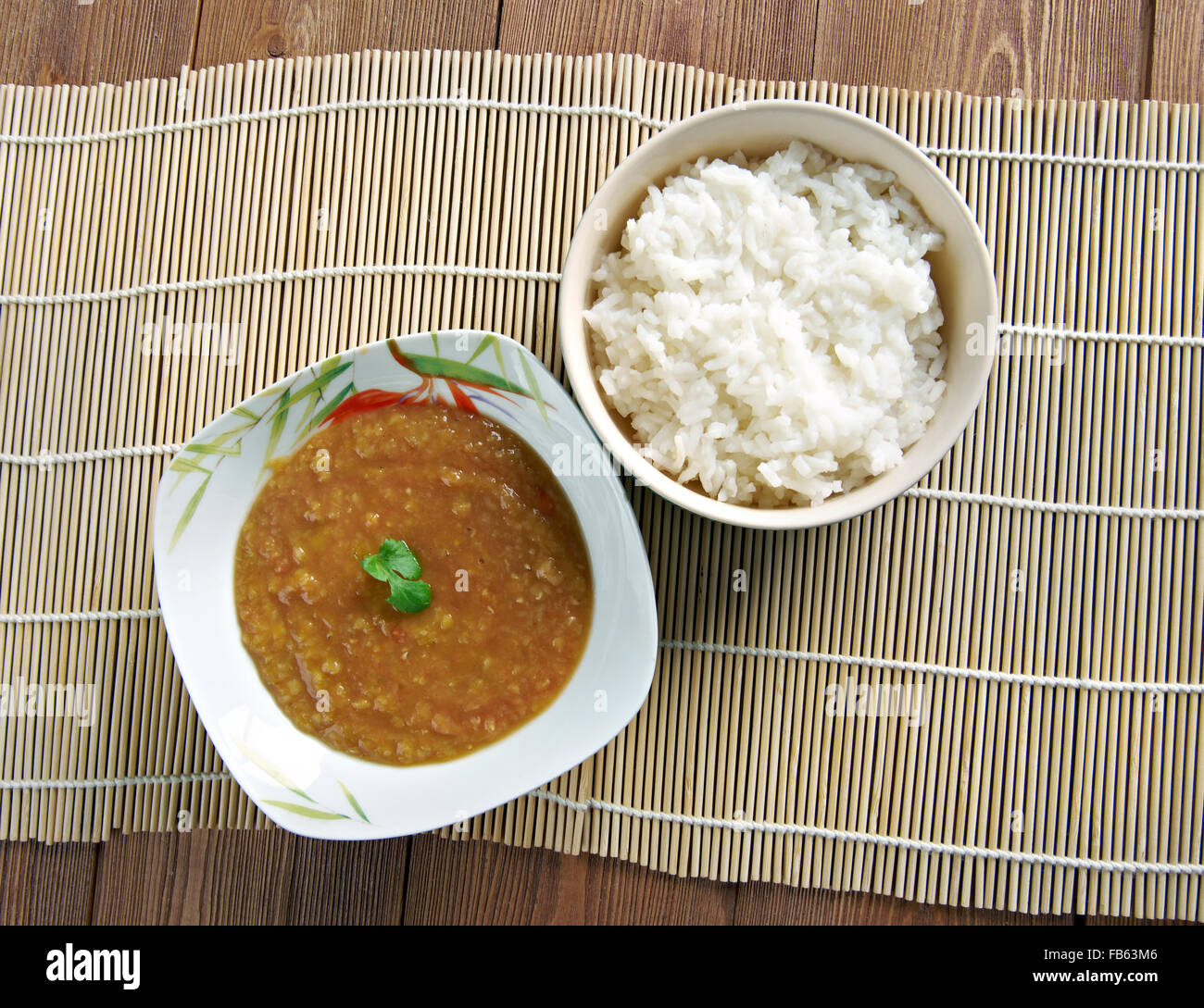Dal Bhat - traditionelle Mahlzeit Nepal, Bangladesh und India.consists Reis und gekochte Linsensuppe genannt dal. Stockfoto