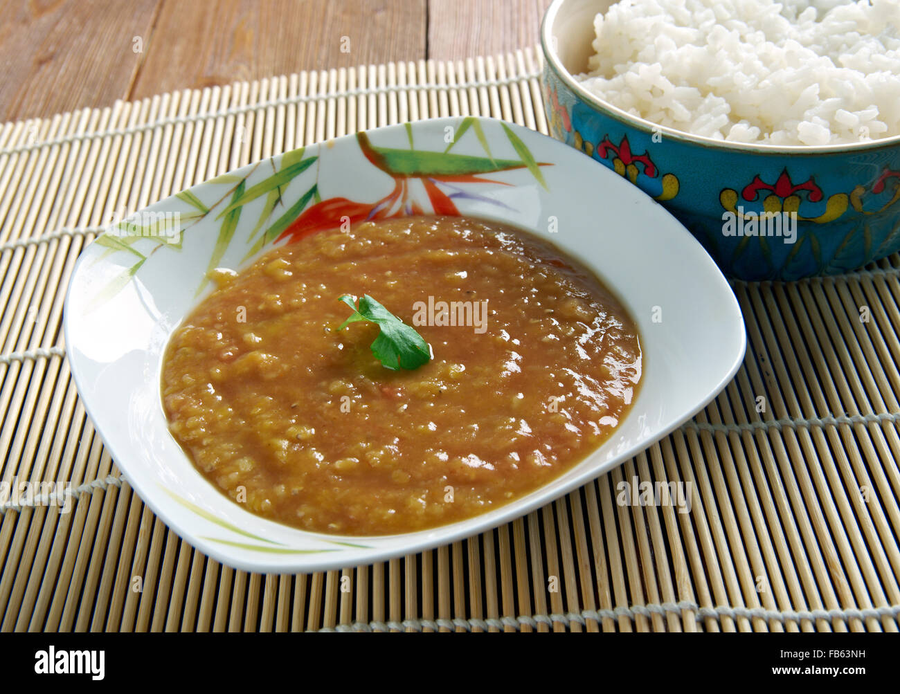 Dal Bhat - traditionelle Mahlzeit Nepal, Bangladesh und India.consists Reis und gekochte Linsensuppe genannt dal. Stockfoto