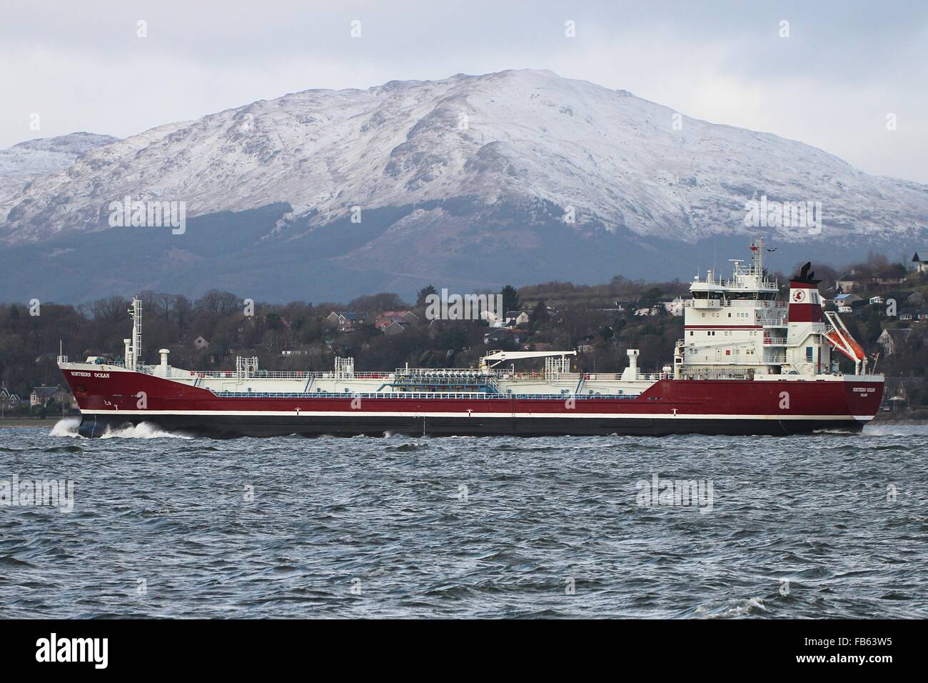 Die Färöer registriert Öl/chemischer Tanker nördlichen Ozean Kreuzfahrten vorbei an Kempock Stelle in Gourock auf eine winterliche Firth of Clyde. Stockfoto