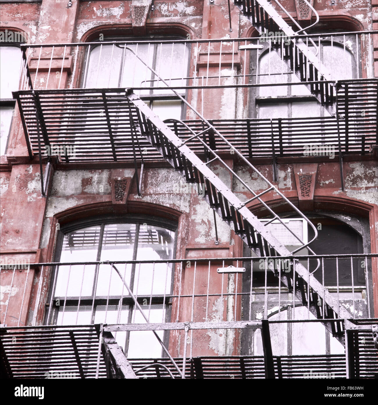 Verwitterten roten Gebäude mit Feuerleiter Treppen in New York City, USA Stockfoto