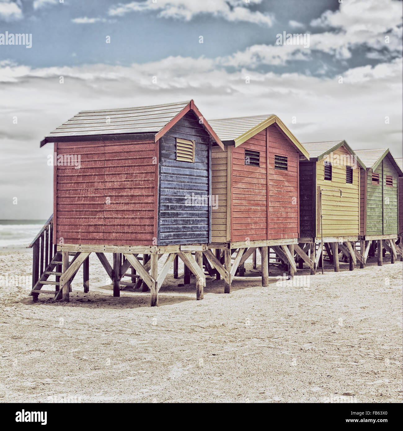 Reihe von gemalten farbigen Strandhütten in Kapstadt, Südafrika Stockfoto