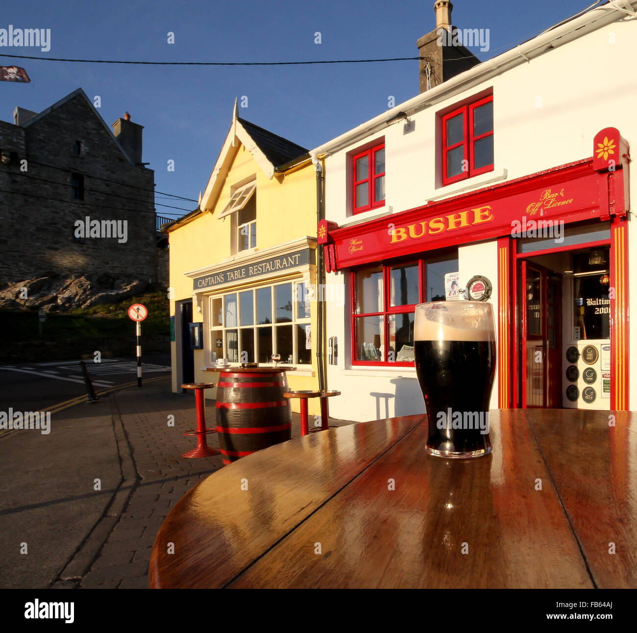 Ein Pint Guinness bei Sonnenuntergang vor Bushe Bar in Baltimore, West Cork, Irland Stockfoto