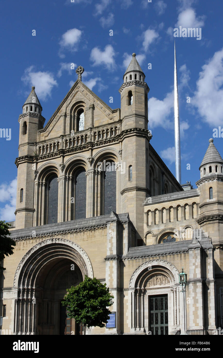 St. Anne Kathedrale Donegall Street Belfast mit "The Spire of Hope" auf der rechten Seite. Stockfoto