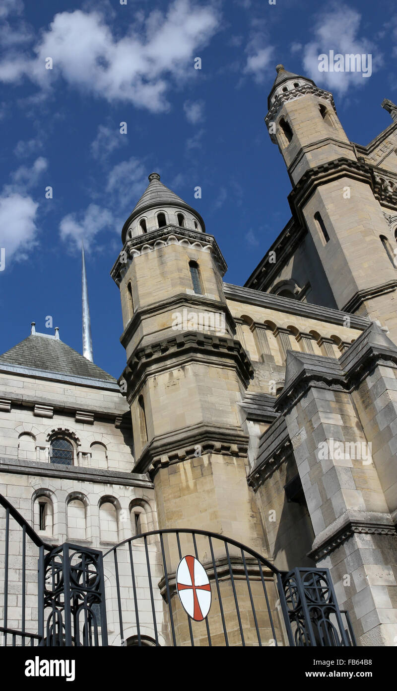 St. Anne Kathedrale Donegall Street Belfast mit The Spire of Hope auf der linken Seite. Stockfoto