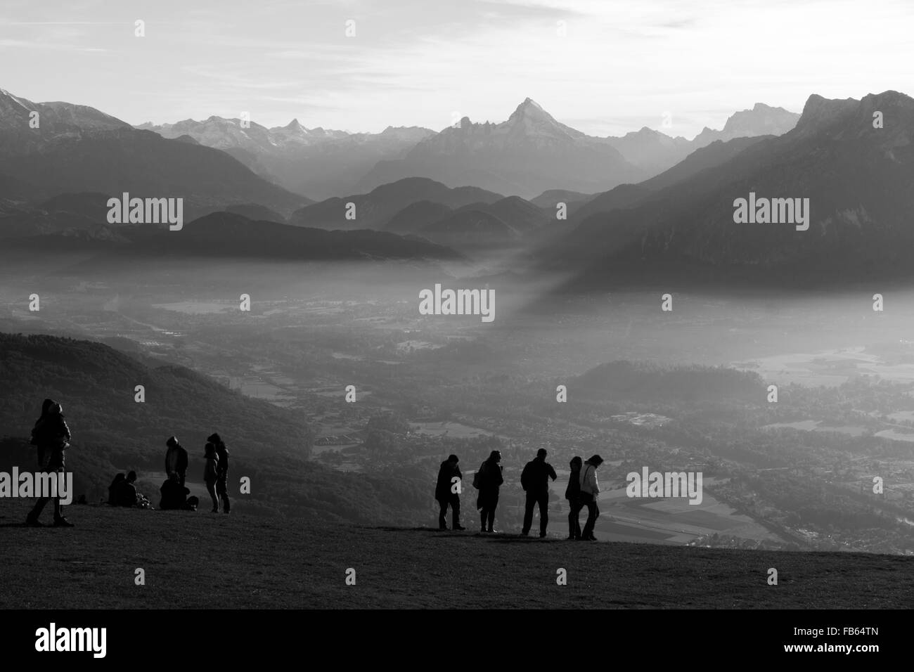 Touristen auf dem Gipfel des Gaisberg Berg in Salzburg schauen in den Nebel unten Stockfoto