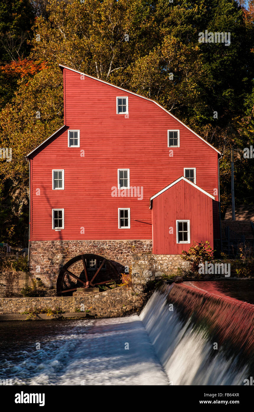 Farbenprächtige Herbstlandschaft des historischen Roten Mühle fallen, Wasserrad und verdammt, auf einem Bauernhof, Hunterdon Co., Clinton, New Jersey, USA, vertikale Landwirtschaft Stockfoto