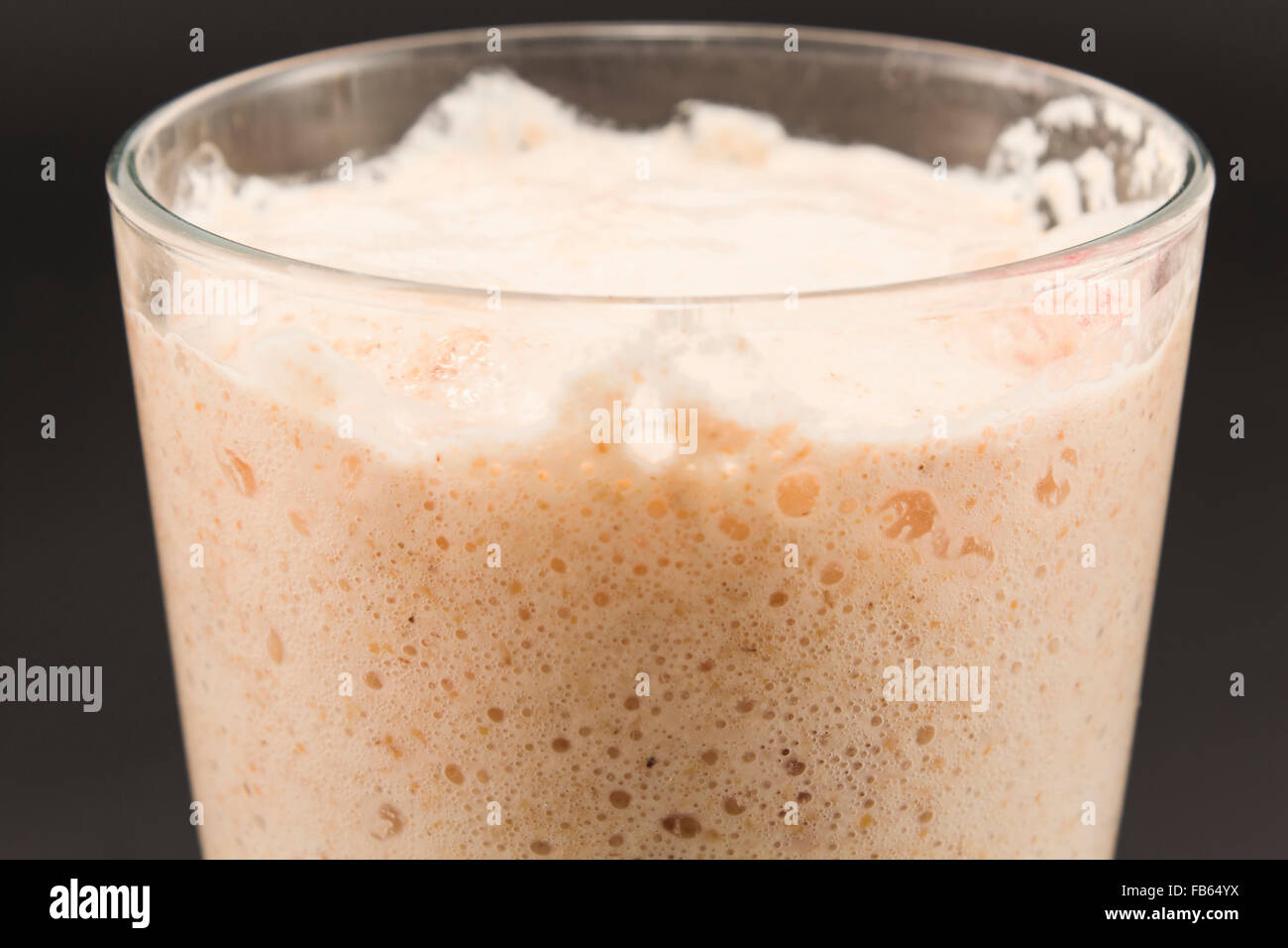 Hefe in einem Glas vergoren. Stockfoto