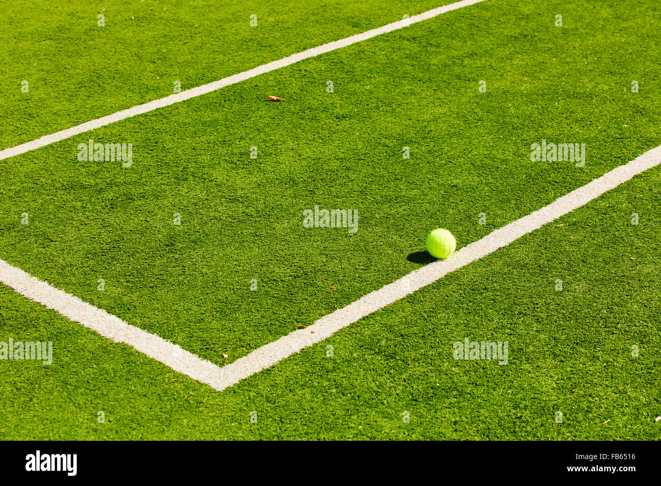 Tennisball auf dem Platz Stockfoto