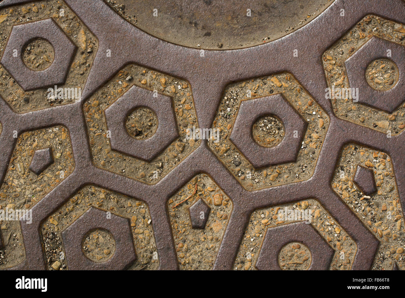 Geometrische Schachtabdeckung Stockfoto