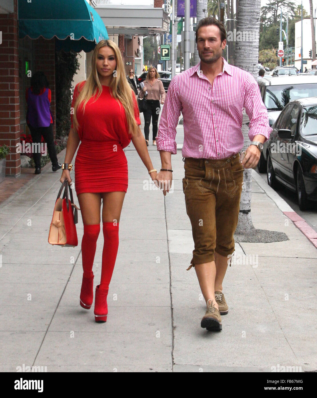 Bastian und Maria Yotta halten die Hände beim Einkaufen mit Beverly