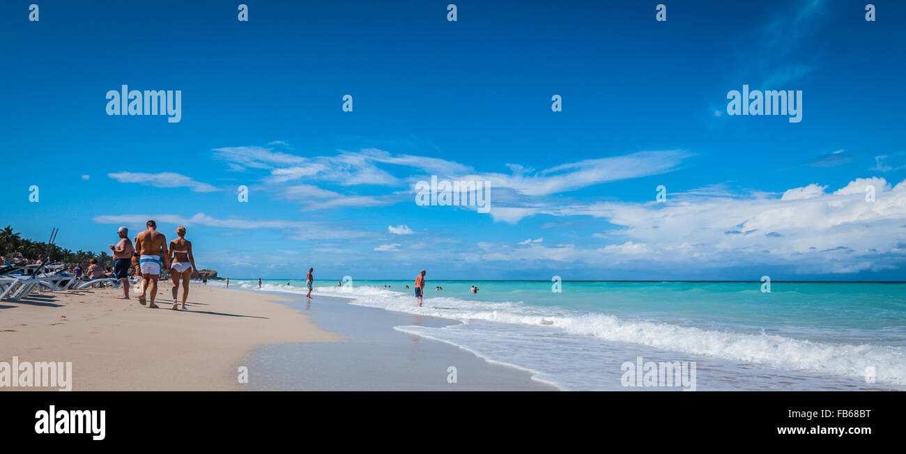 Menschen am Strand entspannen Sie sich auf Urlaub, Resort Strände, Wolkengebilde am Horizont. Stockfoto