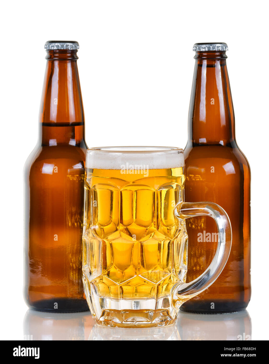 Goldene farbige Bier in Stein mit zwei vollen Flaschen im Hintergrund. Weiß mit Reflexion zu isolieren. Stockfoto
