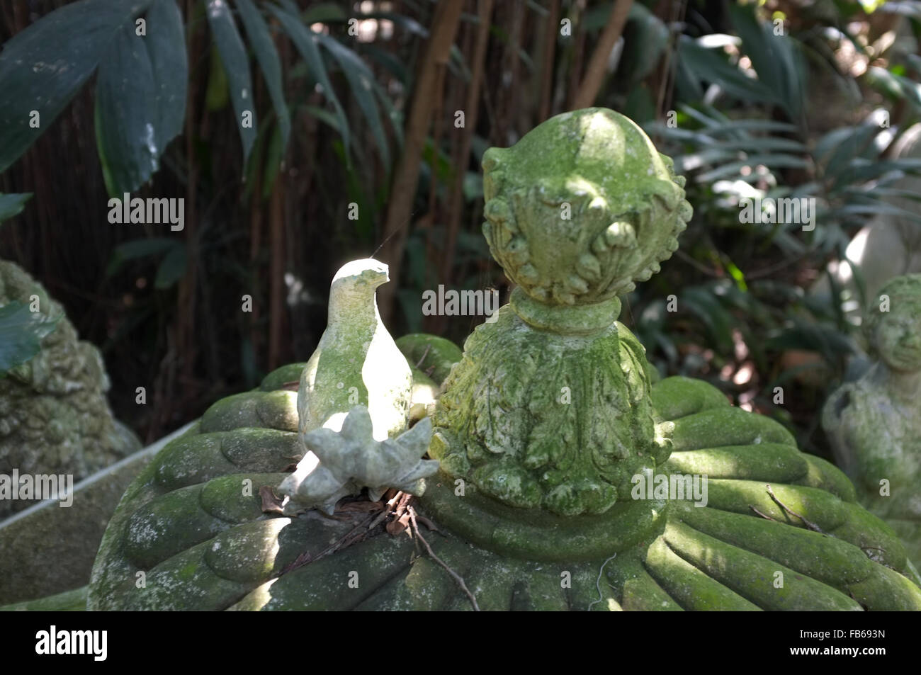 Skulptur im Garten moosbedeckten Stockfoto