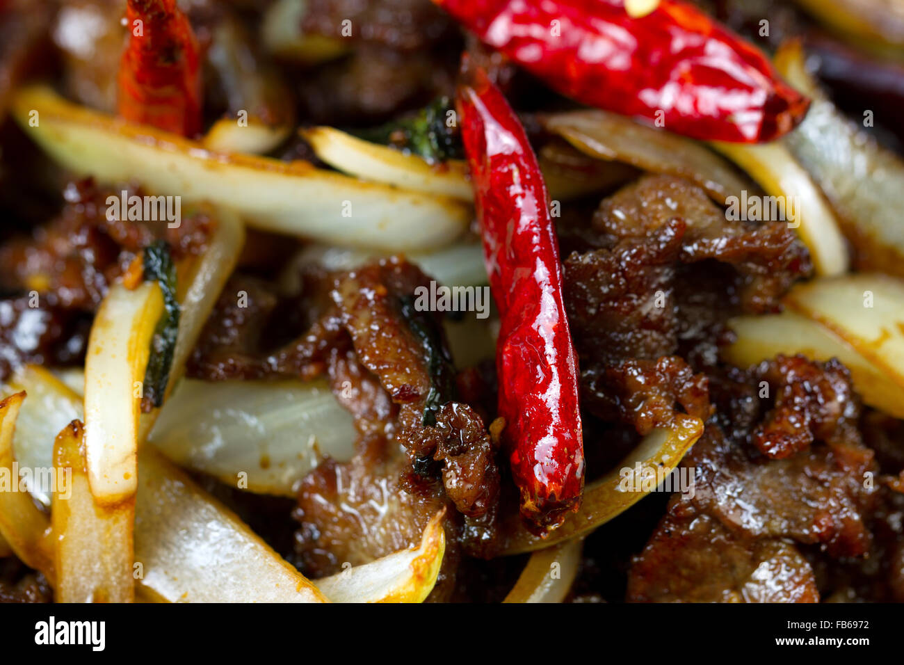 Chinesen heiße rote Chilli mit Rindfleisch und Gemüse. Gefüllten Frame-Format mit selektiven Fokus auf vorderen Pfeffer. Stockfoto