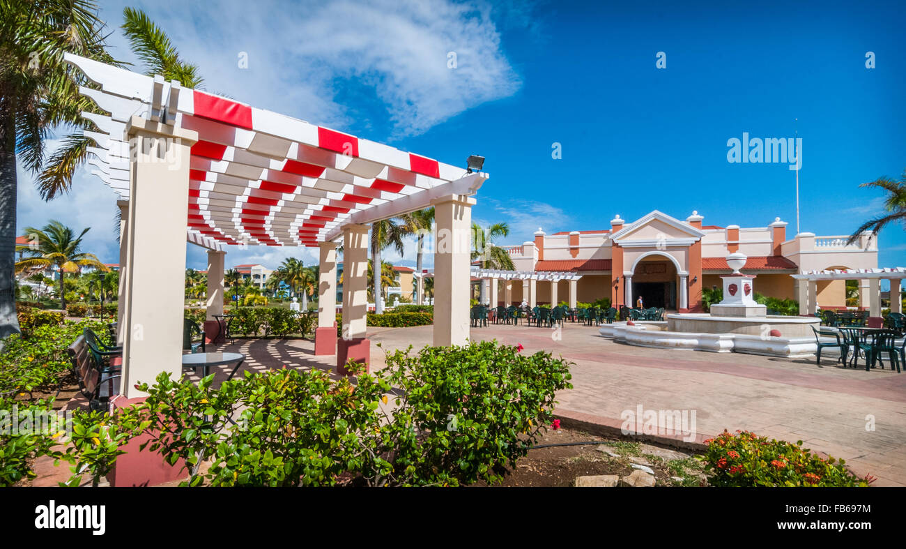 Sonnigen Nachmittag in Varadero, Kuba.  Coloruful Terrassen in einem Resorthotel. -Übernachtung im Urlaub in Kuba. Stockfoto