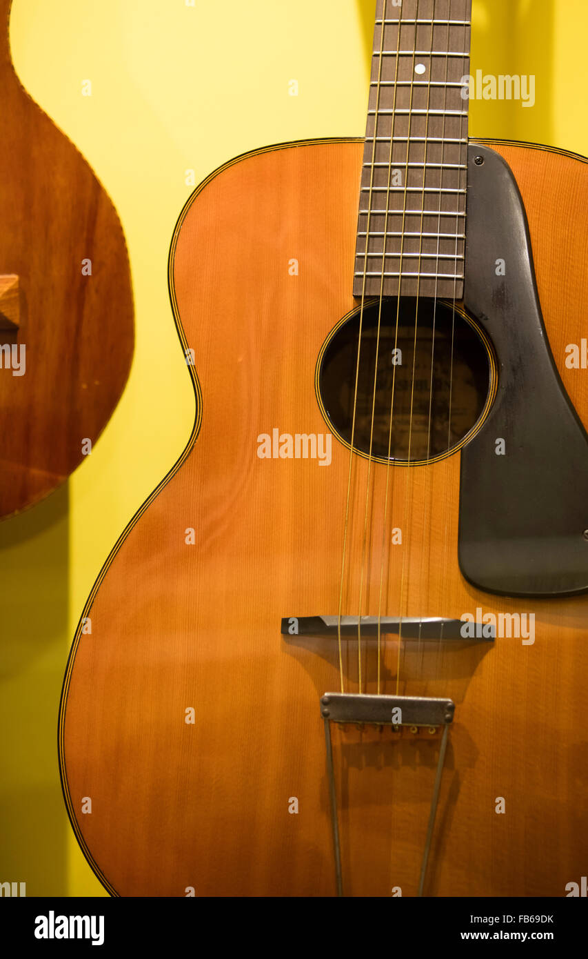 Vintage und gealterten Gitarren auf dem display Stockfoto