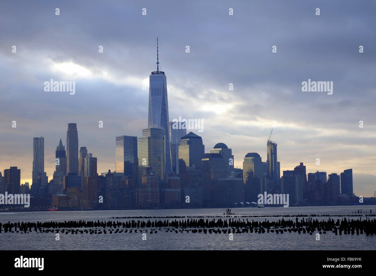 Am frühen Morgen Blick auf die Skyline von New York City und der Freedom Tower von Hoboken, New Jersey, USA Stockfoto