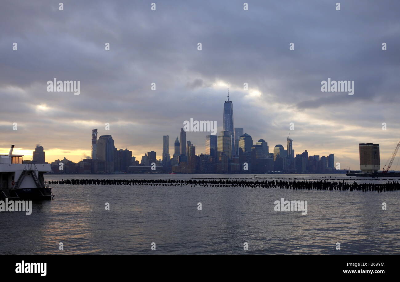 Am frühen Morgen Blick auf die Skyline von New York City und der Freedom Tower von Hoboken, New Jersey, USA Stockfoto