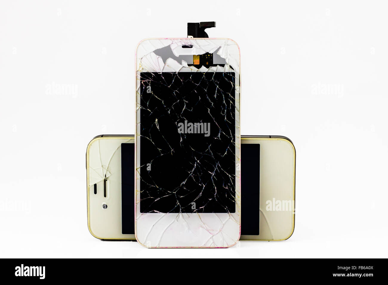 Modernes Smartphone mit gebrochenen Bildschirm isoliert auf weißem Hintergrund. Stockfoto