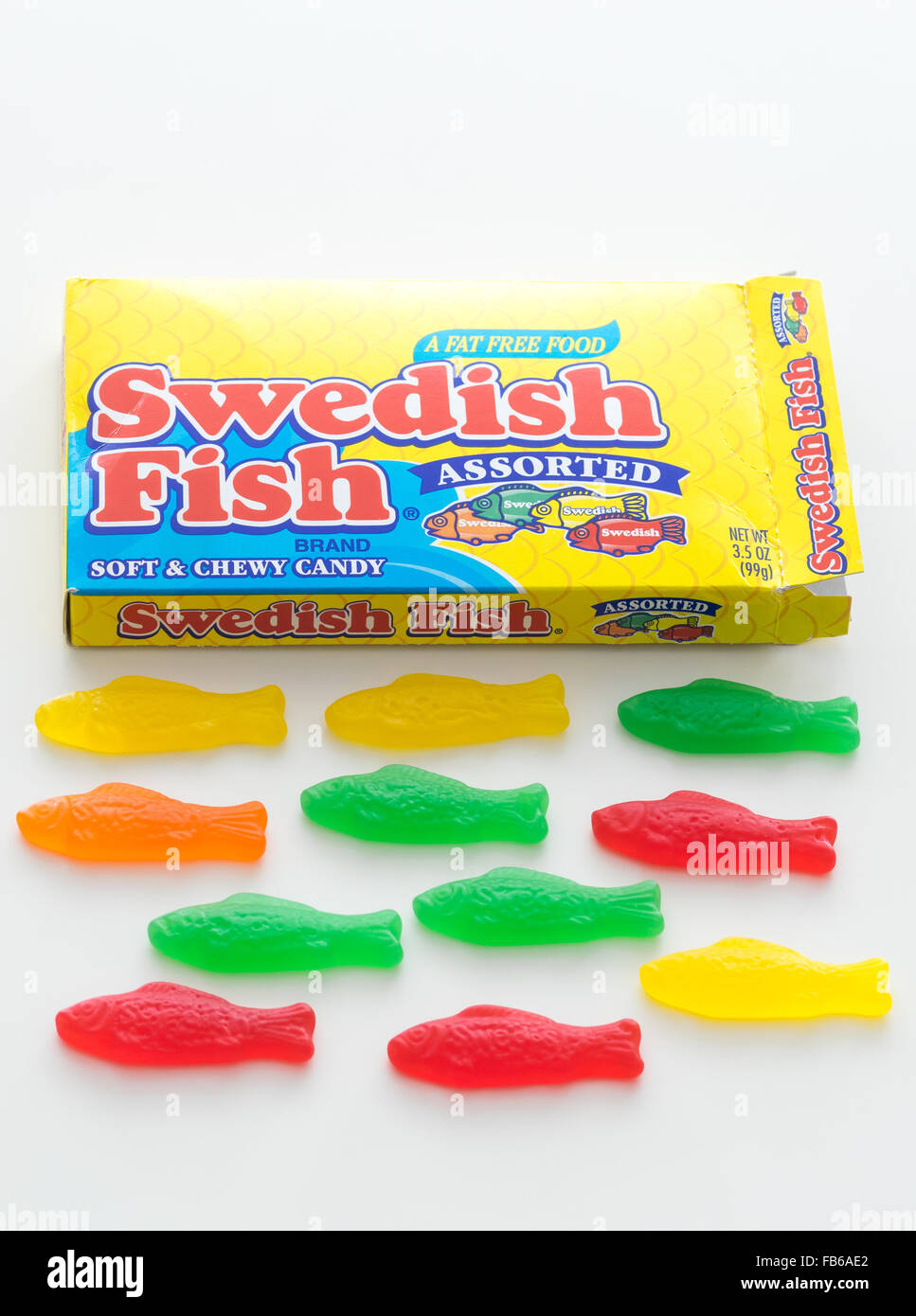 Eine Schachtel mit schwedischen Fisch, eine fischförmige zäh Süßigkeit, die ursprünglich von schwedischen Süßigkeit Produzent Malaco. Stockfoto