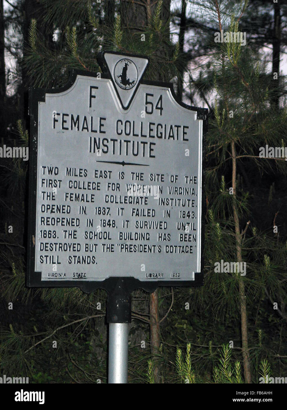 WEIBLICHE COLLEGIATE INSTITUTE zwei Meilen östlich ist der Standort des ersten College für Frauen in Virginia, die weiblichen Collegiate Institute im Jahre 1837 eröffnet.  Es scheiterte im Jahr 1843, eröffnet im Jahre 1848, überlebt es bis 1863.  Das Schulgebäude wurde zerstört, aber 'Des Präsidenten Cottage' steht immer noch.  Virginia State Library, 1959 Stockfoto